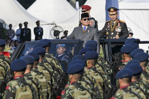 Presiden Prabowo Subianto didampingi Kapolri Jenderal Listyo Sigit Prabowo melakukan inspeksi pasukan dengan kendaraan maung saat Upacar HUT ke-79 Bhayangkara, di Lapangan Monumen Nasional (Monas), Jakarta, Selasa, 1 Juli 2025.