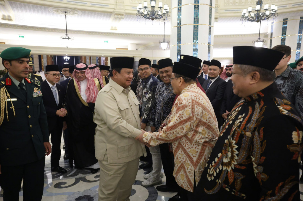 Kepala Negara menyambut dengan hangat seluruh penyambut yang hadir, menyalami satu per satu dan menunjukkan apresiasi atas sambutan yang diberikan.