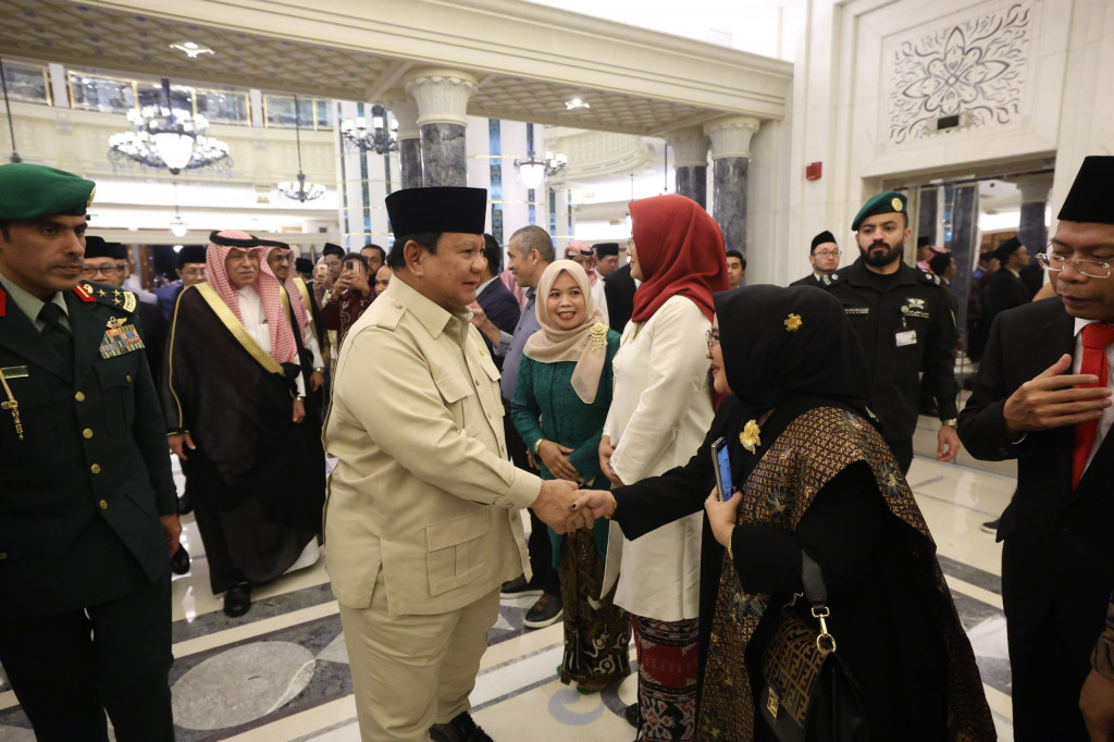 Usai penyambutan di lobi, Presiden menuju ke area dalam hotel. Di sepanjang koridor hingga menuju lift, barisan masyarakat Indonesia berdiri menyambut dengan penuh antusiasme. 