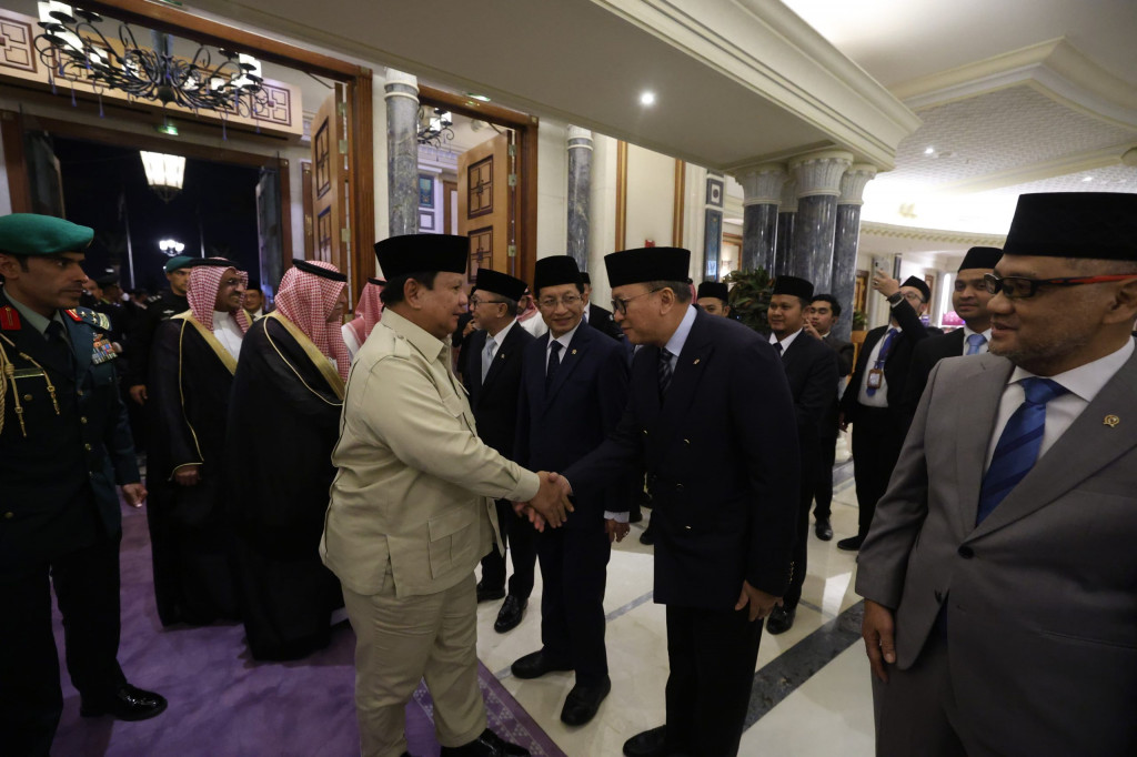 Tampak Menteri Koordinator Bidang Pangan Zulkifli Hasan, Menteri Agama Nasaruddin Umar, Menteri Investasi dan Hilirisasi Rosan Perkasa Roeslani, Kepala Badan Pengelola Haji (BPH) M. Irfan Yusuf, perwakilan diaspora Indonesia, serta tokoh masyarakat Indonesia di Arab Saudi.