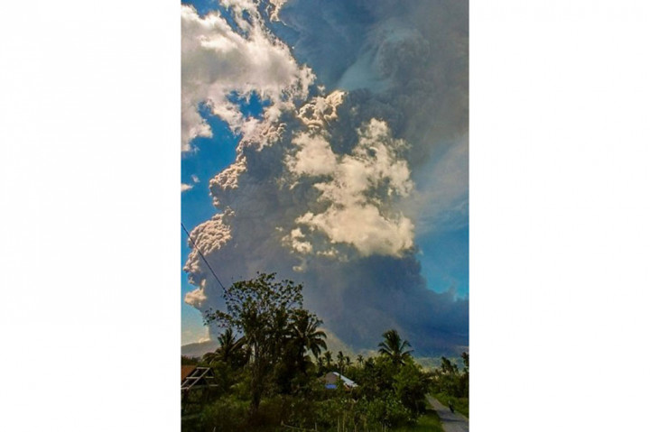 Gunung Lewotobi Laki-Laki di Kabupaten Flores Timur, Provinsi Nusa Tenggara Timur kembali erupsi, Senin, 7 Juli 2025, dengan ketinggian mencapai 18.000 meter di puncak gunung.