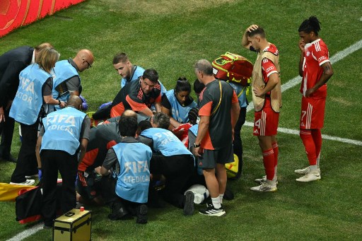 Tim medis Bayern langsung memberikan penanganan di lapangan sebelum Musiala ditandu keluar. Muenchen secara resmi mengonfirmasi bahwa Musiala mengalami cedera patah tulang fibula sehingga dipastikan akan absen panjang.