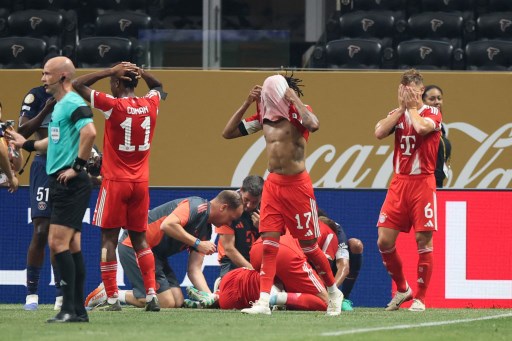 Tayangan ulang memperlihatkan benturan keras yang membuat engkel kiri pemain berusia 22 tahun tersebut mengalami patah. Beberapa pemain Bayern tampak kaget dan menghampiri Musiala, sementara Donnarumma menunjukkan ekspresi penyesalan dengan menutup wajahnya.