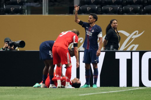 Gelandang Bayern Munich, Jamal Musiala, mengalami cedera patah pergelangan kaki kiri setelah bertabrakan dengan kiper PSG, Gianluigi Donnarumma, pada perempat final Piala Dunia Antarklub 2025 di Mercedes-Benz Stadium, Atlanta, Minggu, 5 Juli 2025 dini hari WIB.
