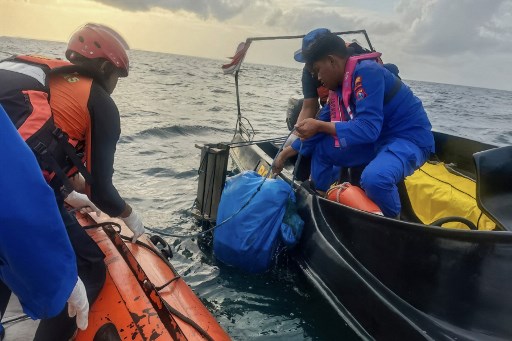 Tim SAR gabungan kembali menemukan dua jenazah diduga korban tenggelamnya KMP Tunu Pratama Jaya, Selasa, 8 Juli 2025 dini hari. Kedua jenazah ditemukan sekitar 20 mil dari titik lokasi tenggelamnya kapal nahas tersebut.