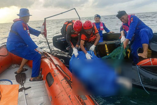 Selanjutnya untuk mengetahui pasti identitas dua jenazah yang ditemukan tersebut menunggu hasil identifikasi dari tim DVI Polda Jawa Timur.