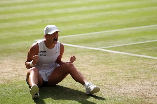 Swiatek juga menjadi petenis kedua era Open yang memenangi final Grand Slam tanpa kehilangan satu gim pun. Sebelumnya Steffi Graf mencatat hal serupa saat mengalahkan Natalia Zvereva dalam final French Open 1988.