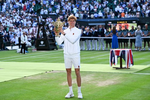 Bertanding di final perdananya di Wimbledon, petenis nomor satu dunia itu mengalahkan petenis Spanyol tersebut dengan skor 4-6, 6-4, 6-4, 6-4.