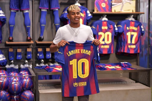 Bersamaan dengan perpanjangan kontrak, Barcelona juga mengumumkan bahwa bintang muda tersebut akan mengenakan nomor punggung 10 yang ikonis mulai musim 2025/26.