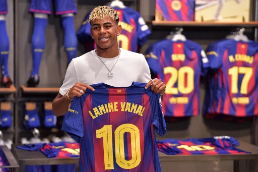 Lamine Yamal resmi memperpanjang kontrak bersama FC Barcelona hingga 30 Juni 2031 mendatang. Kontrak baru Yamal mencakup klausul rilis fantastis senilai 1 miliar euro (Rp18,9 triliun).