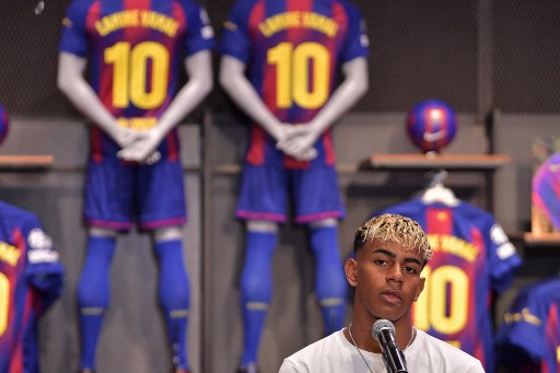 Yamal mencatatkan 18 gol dan 25 assist dalam 55 pertandingan, dan berperan besar dalam keberhasilan Barcelona meraih treble domestik: LaLiga, Piala Raja (Copa del Rey), dan Piala Super Spanyol.