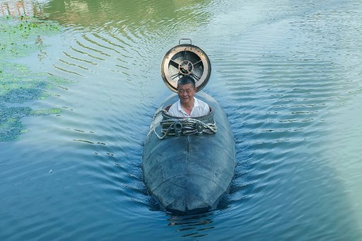 Seorang petani berusia 60 tahun di Tiongkok telah membangun 'Big Black Fish' -- sebuah kapal selam buatan sendiri. Kapal selam tersebut dapat menampung dua orang, menyelam hingga kedalaman delapan meter, dan bertahan di bawah air selama 30 menit.