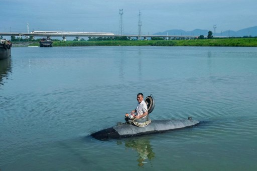 Rekaman dari CCTV menunjukkan Zhang mengemudikan kapal baja sepanjang tujuh meter (23 kaki) tersebut dari palkanya saat muncul ke permukaan dan kemudian menyelam dengan palka tertutup.