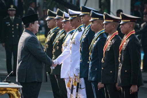 Presiden Prabowo Subianto melantuk 2 ribu perwira remaja  terdiri atas 827 lulusan Akmil, 433 lulusan AAL, 293 lulusan AAU, dan 447 lulusan Akpol pada Upacara Prasetya Perwira (Praspa) TNI dan Polri Tahun 2025.