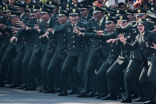 “Saudara harapan seluruh rakyat. Berbaktilah dengan sebaik-baiknya. Selamat bertugas perwira remaja TNI Polri 2025. Rakyat negara dan bangsa menanti dharma baktimu,” ujar Presiden.