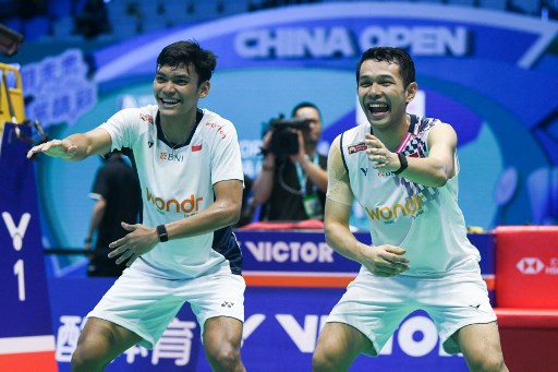 Ganda putra Indonesia Fajar Alfian/Muhammad Shohibul Fikri menjuarai BWF World Tour Super 1000 China Open 2025, Minggu, 27 Juli 2025. Fajar/Fikri mengekspresikan kegembiraan dengan melakukan tarian viral 'aura farming'.