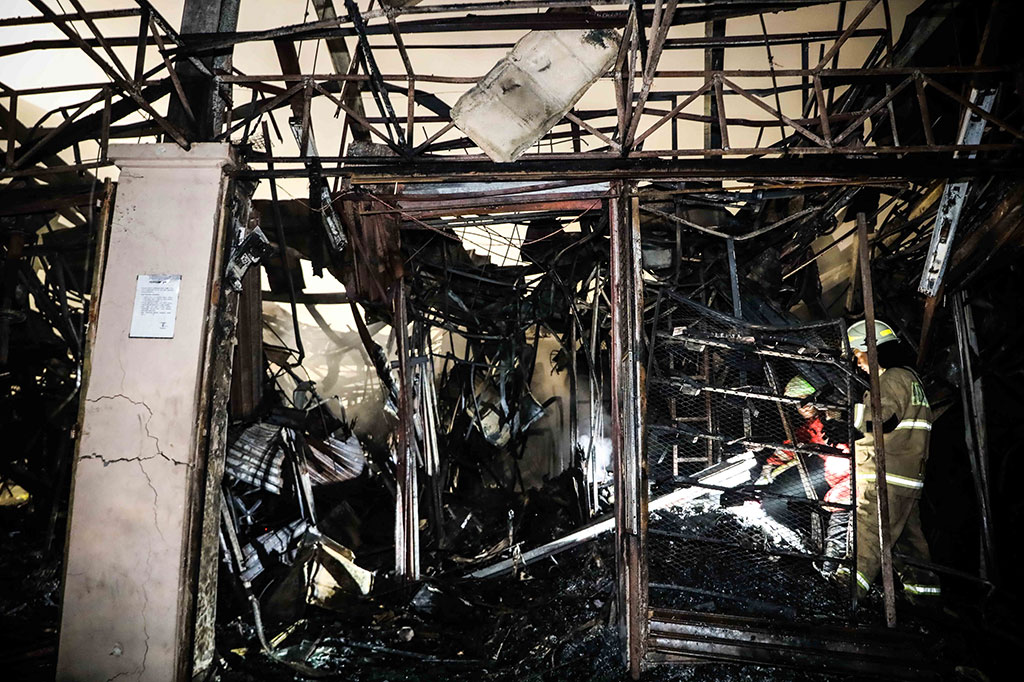 Hingga kini, pihak kepolisian masih melakukan penyelidikan bahwa toko yang menjadi sumber kebakaran tersebut berjualan barang pakaian, sepatu ataupun elektronik lantaran semuanya mudah terbakar.