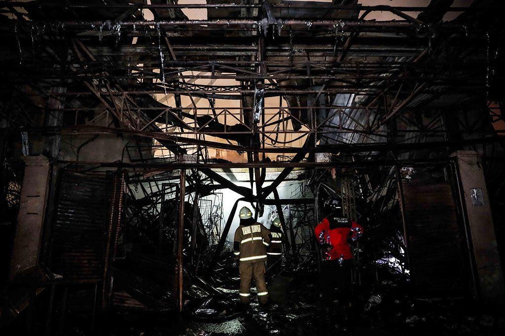 Dinas Gulkarmat DKI mengerahkan 35 unit mobil pemadam dengan 118 personel dengan bantuan suplai air yang salah satunya berasal dari Taman Langsat untuk memadamkan kebakaran. 