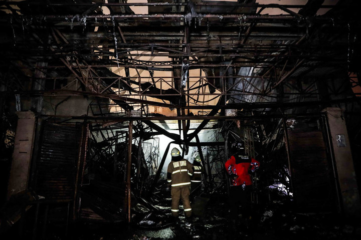 Dinas Gulkarmat DKI mengerahkan 35 unit mobil pemadam dengan 118 personel dengan bantuan suplai air yang salah satunya berasal dari Taman Langsat untuk memadamkan kebakaran. 