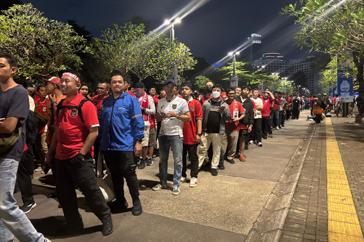 Ribuan suporter antre untuk memasuki Stadion Gelora Bung Karno (GBK) Jakarta untuk menyaksikan laga final Piala AFF atau ASEAN U-23 Championship Cup 2025 antara Timnas Indonesia melawan Vietnam.