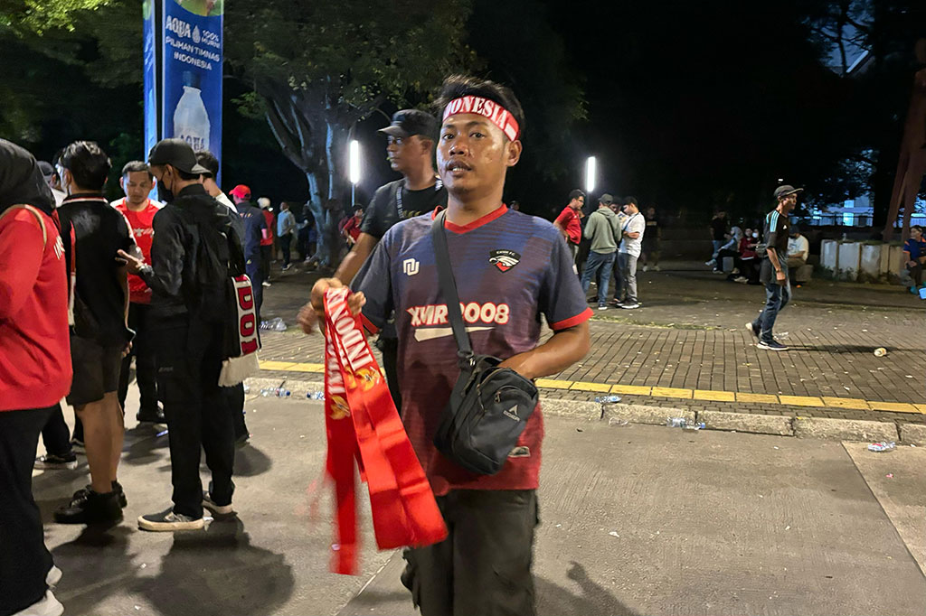 Penjual atribut Timnas Indonesia memanfaatkan momen pertandingan Final AFF U-23 2025 antara Indonesia dan Vietnam dengan berjualan di area Gelora Bung Karno.
