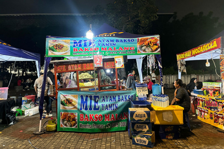 Terdapat juga tenda UMKM yang menjual aneka makanan dan minuman tampak berjajar di depan pintu masuk menuju area utama Gelora Bung Karno. 