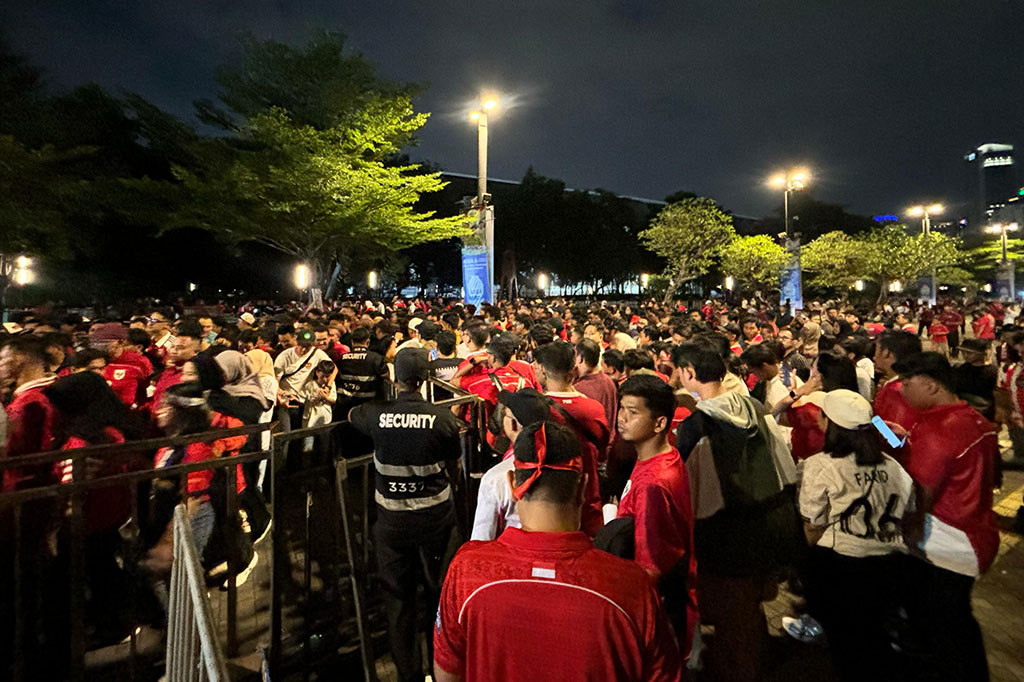 Antusiasme ribuan suporter yang akan menyaksikan pertandingan final AFF U-23 2025. Tak hanya orang dewasa, banyak pula yang turut mengajak anak-anak mereka untuk menonton langsung di stadion.