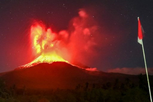 Gunung Lewotobi Laki-laki yang terletak di Kecamatan Wulanggitang, Kabupaten Flores Timur (Flotim), Nusa Tenggara Timur (NTT) kembali mengalami erupsi pada Sabtu, 2 Agustus 2025 dini hari.