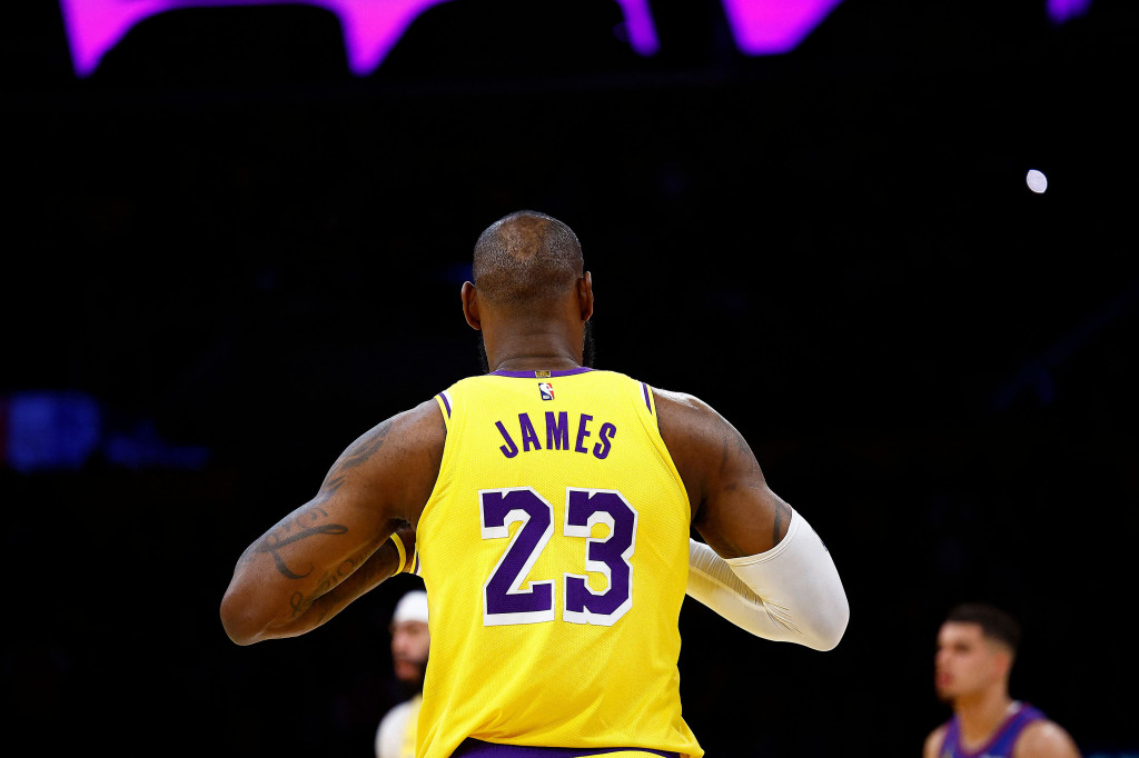 Bintang Los Angeles Lakers LeBron James memberikan ucapan selamat kepada Luka Doncic atas kesepakatan kontrak barunya, sekaligus menegaskan bahwa masa depannya di Lakers akan bergantung pada peluang menjuarai NBA.