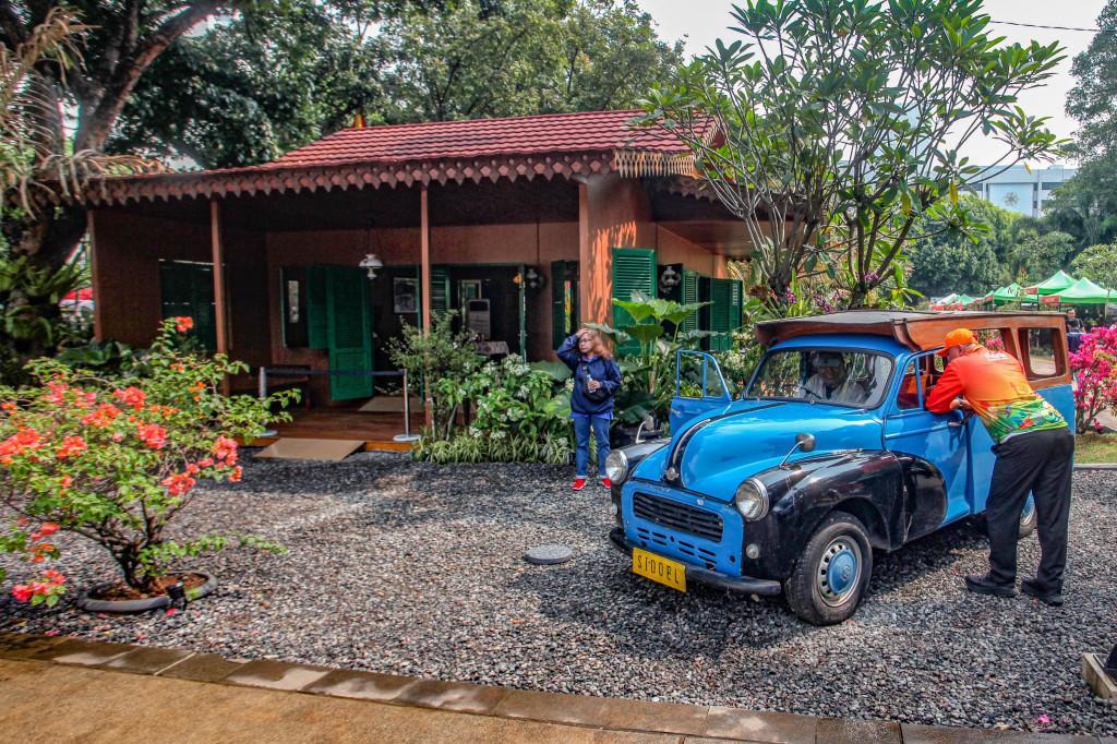 Mobil oplet Si Doel dipamerkan di arena pameran Flora dan Fauna (Flona) 2025 di Taman Lapangan Banteng, Jakarta, Selasa, 5 Agustus 2025
