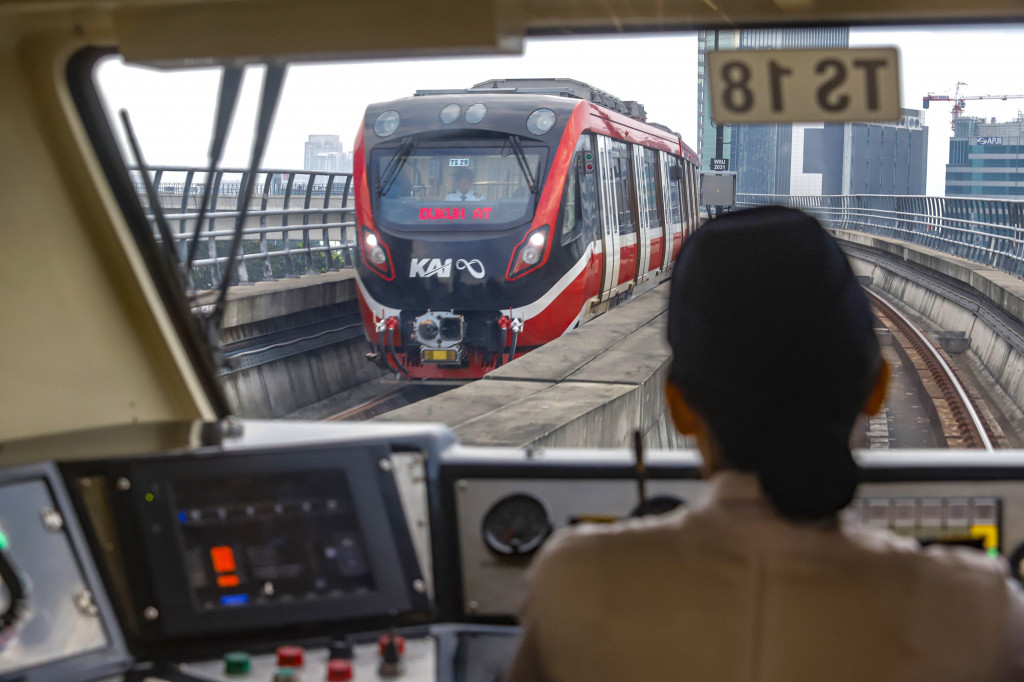 Rangkaian LRT Jabodebek memasuki Stasiun Dukuh Atas, Jakarta, Selasa, 5 Agustus 2025.