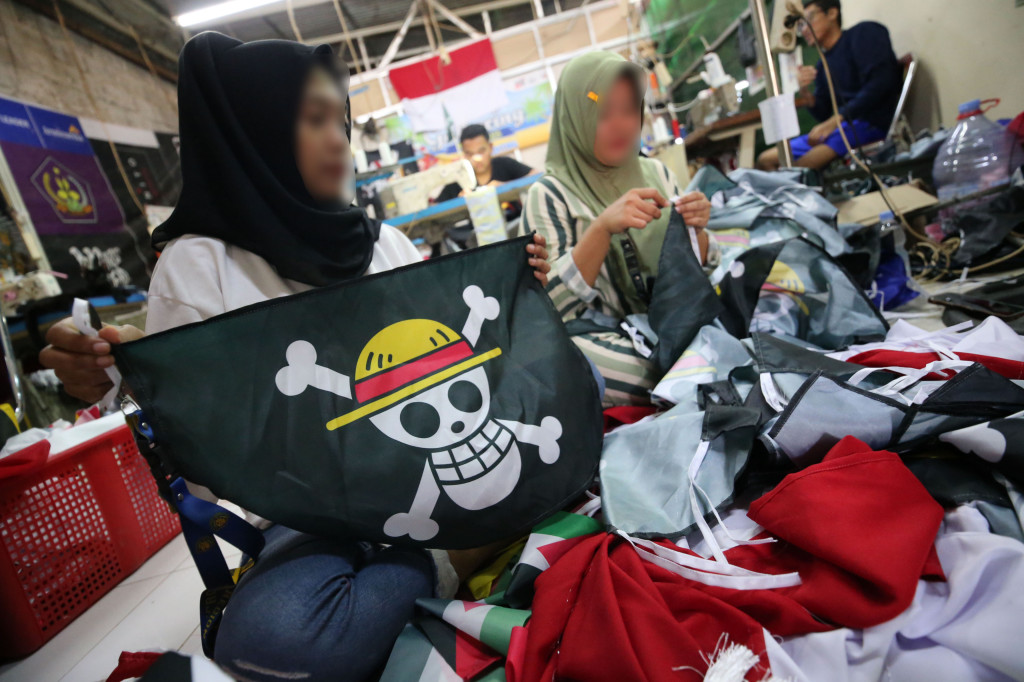 Percetakan bendera di wilayah Tangerang Selatan, Banten, kewalahan menerima pesanan. Lebih dari 10 ribu bendera Jolly Roger dengan berbagai ukuran telah terjual dan permintaan masih terus bertambah.