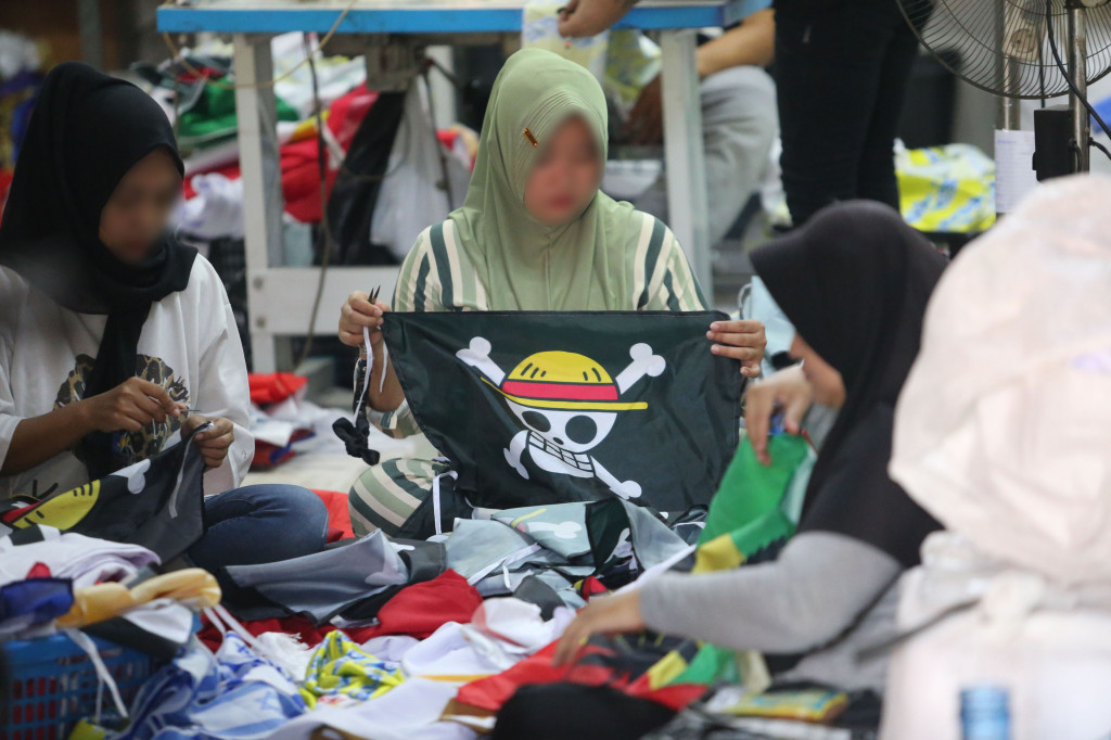 Meski ada larangan untuk mengibarkan bendera Jolly Roger menjelang peringatan Hari Ulang Tahun (HUT) ke-80 Republik Indonesia, pesanan bendera tersebut justru meningkat pesat.