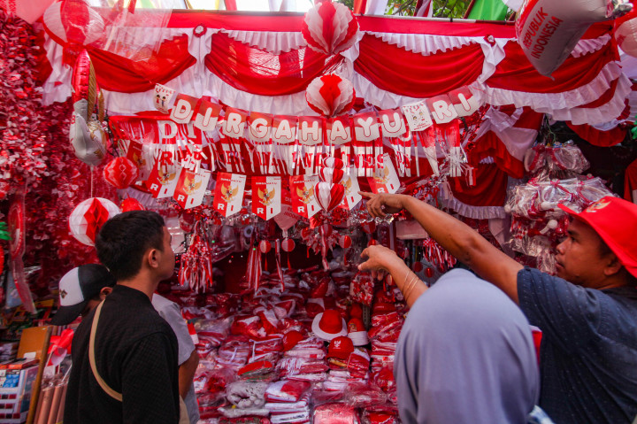 Nuansa semangat menyambut hari kemerdekaan pun semakin terasa dengan hadirnya berbagai aksesoris khas Agustusan yang ramai dijual. Harga jual bendera hingga pernak-pernik Agustusan disesuaikan berdasarakan ukuran dan jenis bahannya.