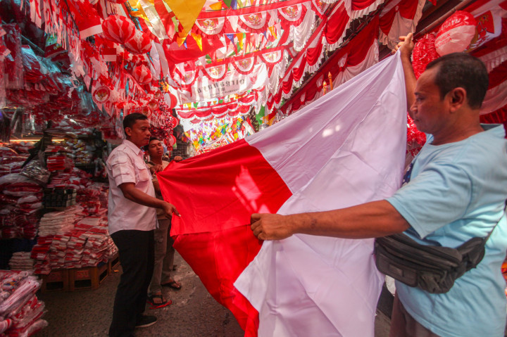 Pedagang memajang berbagai macam bendera merah putih dengan ukuran yang beragam. 