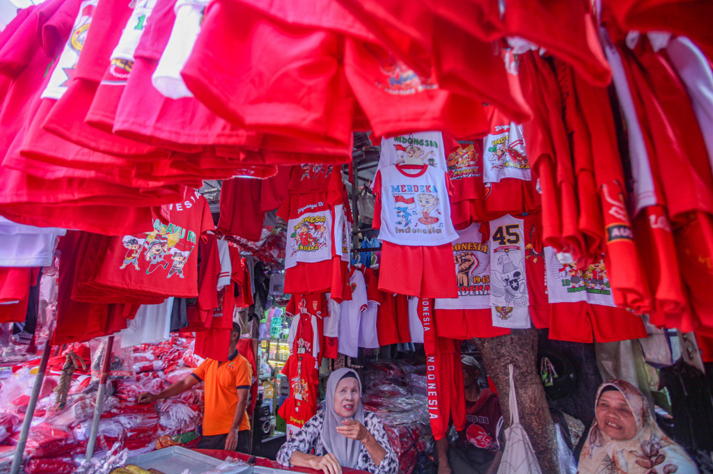Tak hanya memajang bendera, pedagang di Pasar Jatinegara juga menjual aneka aksesoris berbagai macam, diantaranya umbul-umbul, kaus bertema kemerdekaan, hingga lampion kertas. 