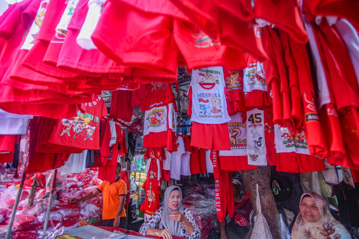 Tak hanya memajang bendera, pedagang di Pasar Jatinegara juga menjual aneka aksesoris berbagai macam, diantaranya umbul-umbul, kaus bertema kemerdekaan, hingga lampion kertas. 