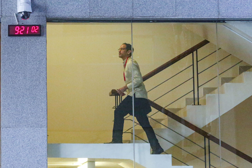 Nadiem tiba di kompleks KPK pada pukul 09.17 WIB, dengan menumpangi mobil berwarna hitam dan berpelat nomor B 1565 DZK. Nadiem kemudian berjalan bersama kuasa hukumnya, dan memasuki Gedung Merah Putih KPK untuk mengisi sejumlah hal pada pukul 09.19 WIB.
