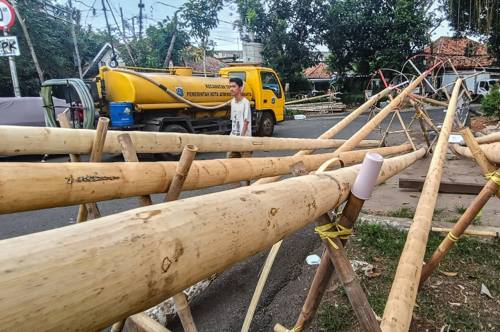 Menjelang perayaan HUT ke- 80 RI, para perajin pohon panjat pinang di kawasan Manggarai, Jakarta, mulai kebanjiran pesanan. Pada Kamis, 7 Agustus 2025, aktivitas penjualan terlihat semakin ramai. Harga satu batang pohon pinang dijual mulai dari Rp750 ribu hingga Rp1,5 juta.