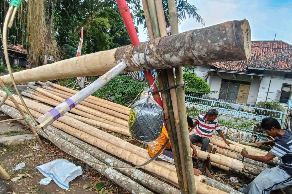 Perlombaan tersebut bukan sekadar hiburan, tetapi juga mengandung nilai penting seperti semangat nasionalisme dan gotong royong. Setiap tantangan dalam perlombaan mencerminkan kerja sama serta kebersamaan antarwarga, yang menjadi semangat utama dalam memperingati kemerdekaan Indonesia.