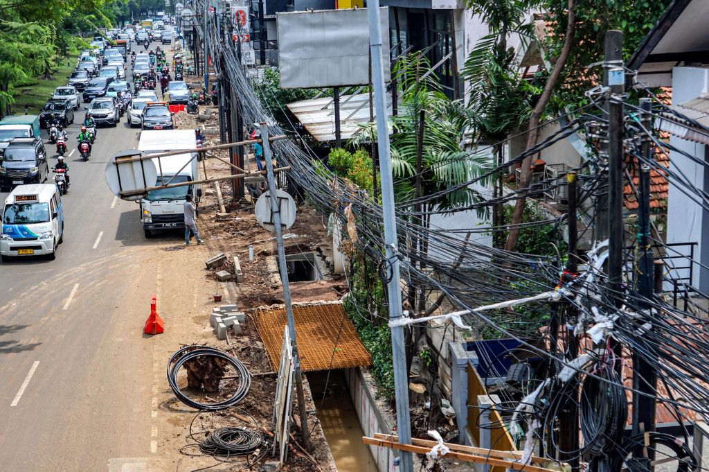 Di balik keindahan dan gemerlap gedung-gedung tinggi, sayangnya di sejumlah titik masih terlihat kabel yang menggelantung tak beraturan. Tidak hanya mengganggu keindahan, namun jelas berbahaya bagi masyarakat dan pengguna jalan.