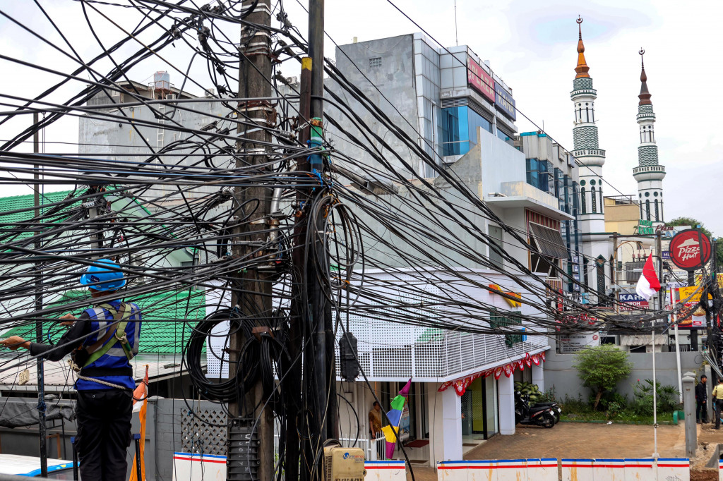 Untuk mengatasi persoalan ini, Pemerintah Provinsi DKI Jakarta mulai menjalankan proyek Sistem Jaringan Utilitas Terpadu (SJUT). Program ini bertujuan menata ulang jaringan kabel udara yang berseliweran di berbagai ruas jalan ibu kota, termasuk Jalan Saharjo. Penataan dilakukan agar kabel-kabel tersebut tidak lagi terlihat semrawut dan membahayakan lingkungan sekitar.