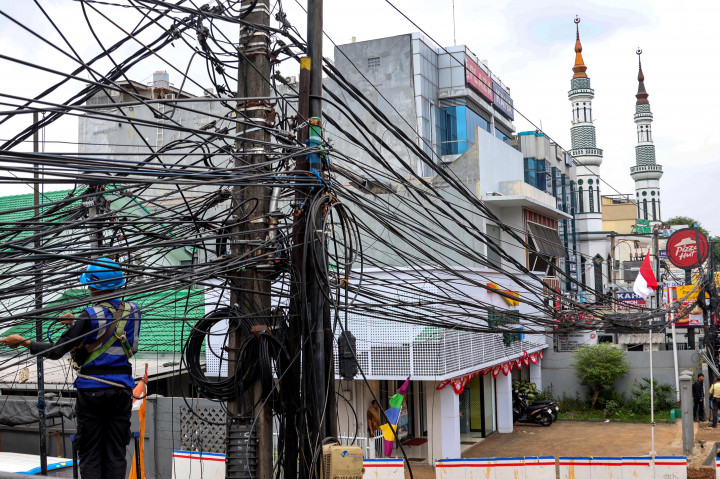 Untuk mengatasi persoalan ini, Pemerintah Provinsi DKI Jakarta mulai menjalankan proyek Sistem Jaringan Utilitas Terpadu (SJUT). Program ini bertujuan menata ulang jaringan kabel udara yang berseliweran di berbagai ruas jalan ibu kota, termasuk Jalan Saharjo. Penataan dilakukan agar kabel-kabel tersebut tidak lagi terlihat semrawut dan membahayakan lingkungan sekitar.