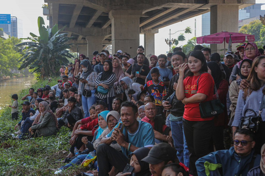 Suasana meriah terlihat dari antusias penonton yang medukung para peserta memanjat batang pohon pinang yang dilumuri oli. Panjat pinang merupakan perlombaan tradisional yang sudah sangat identik dalam perayaan HUT RI setiap tahunnya. 