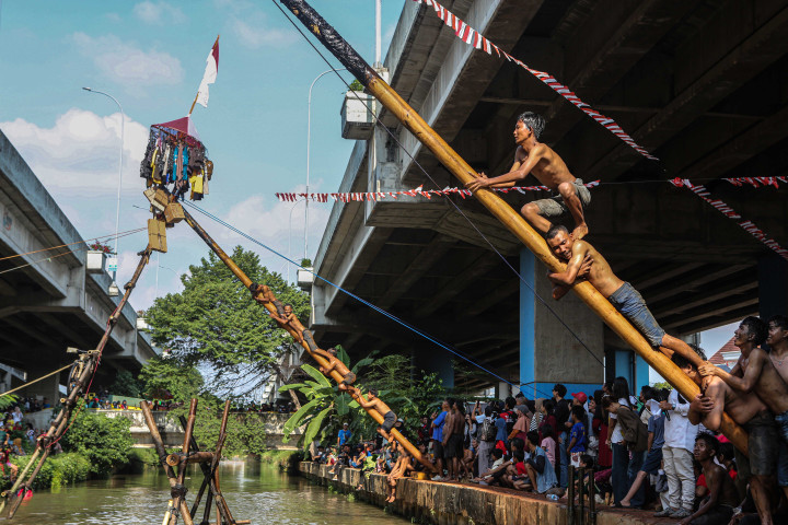 Proses ini mencerminkan semangat perjuangan dan kerja sama bangsa Indonesia dalam meraih kemerdekaan. Kerja sama tim yang solid menjadi kunci utama keberhasilan dalam lomba ini, sebagaimana bangsa ini dibangun atas dasar gotong royong.