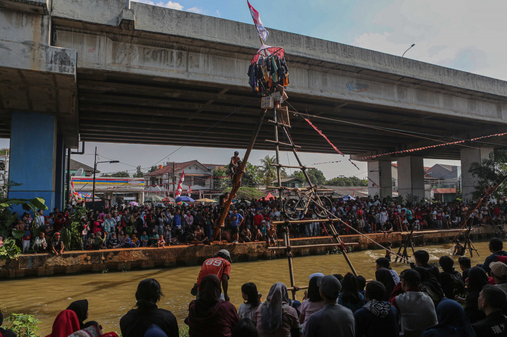 Antusias warga mengikuti lomba panjat pinang yang dilaksanakan dalam rangka memeriahkan Hari Ulang Tahun ke-80 Republik Indonesia di Kalimalang, Jakarta Timur, Minggu, 17 Agustsus 2025. Kegiatan ini menjadi daya tarik tersendiri untuk masyarakat sekitar yang berbondong-bondong datang untuk menyaksikan serta berpartisipasi. 