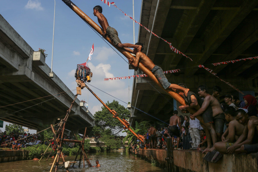 Lebih dari sekedar hiburan, perlombaan panjat pinang memiliki makna simbolis yang mendalam. Setiap peserta harus bekerja sama untuk mencapai puncak, menghadapi tantangan licinnya batang pohon pinang yang dilumuri oli. 