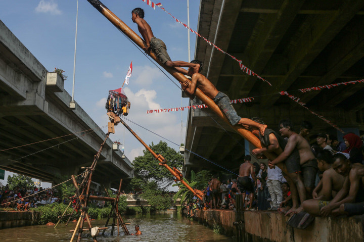Lebih dari sekedar hiburan, perlombaan panjat pinang memiliki makna simbolis yang mendalam. Setiap peserta harus bekerja sama untuk mencapai puncak, menghadapi tantangan licinnya batang pohon pinang yang dilumuri oli. 