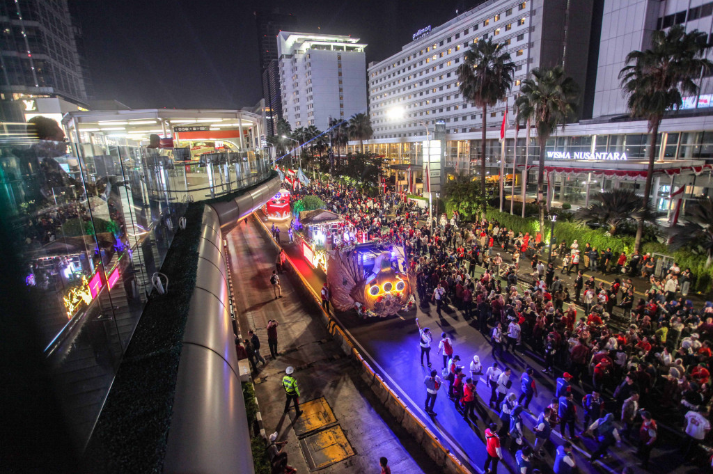 Pawai mobil hias peserta karnaval kemerdekaan disambut warga di Jalan Thamrin, Jakarta, 17 Agustus 2025. Kegiatan itu untuk menyemarakkan HUT ke-80 Kemerdekaan RI.