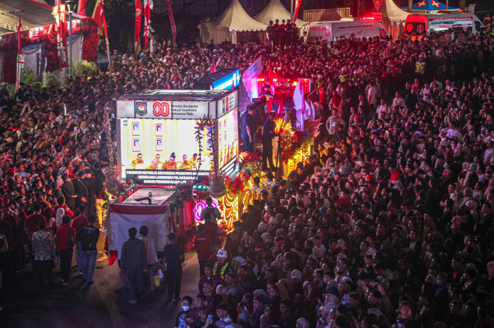 Iringan peserta karnaval dimulai dengan barisan drum band dari sejumlah pelajar, lalu diikuti mobil hias berornamen kebangsaan.